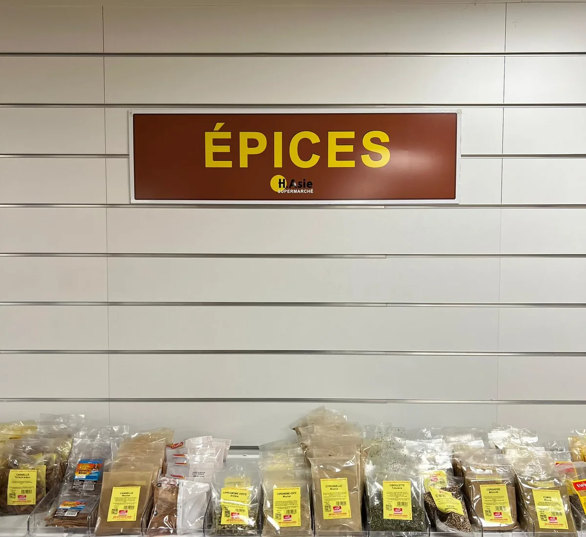 Rayon épices du magasin H.ASIE et sachets d'épices en vrac