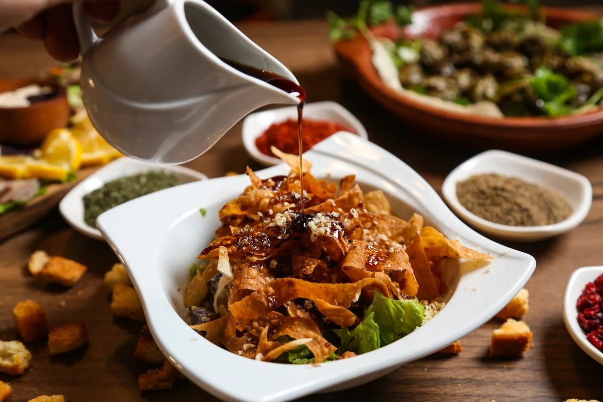 Nouilles sautées en sauce entourées d'épices