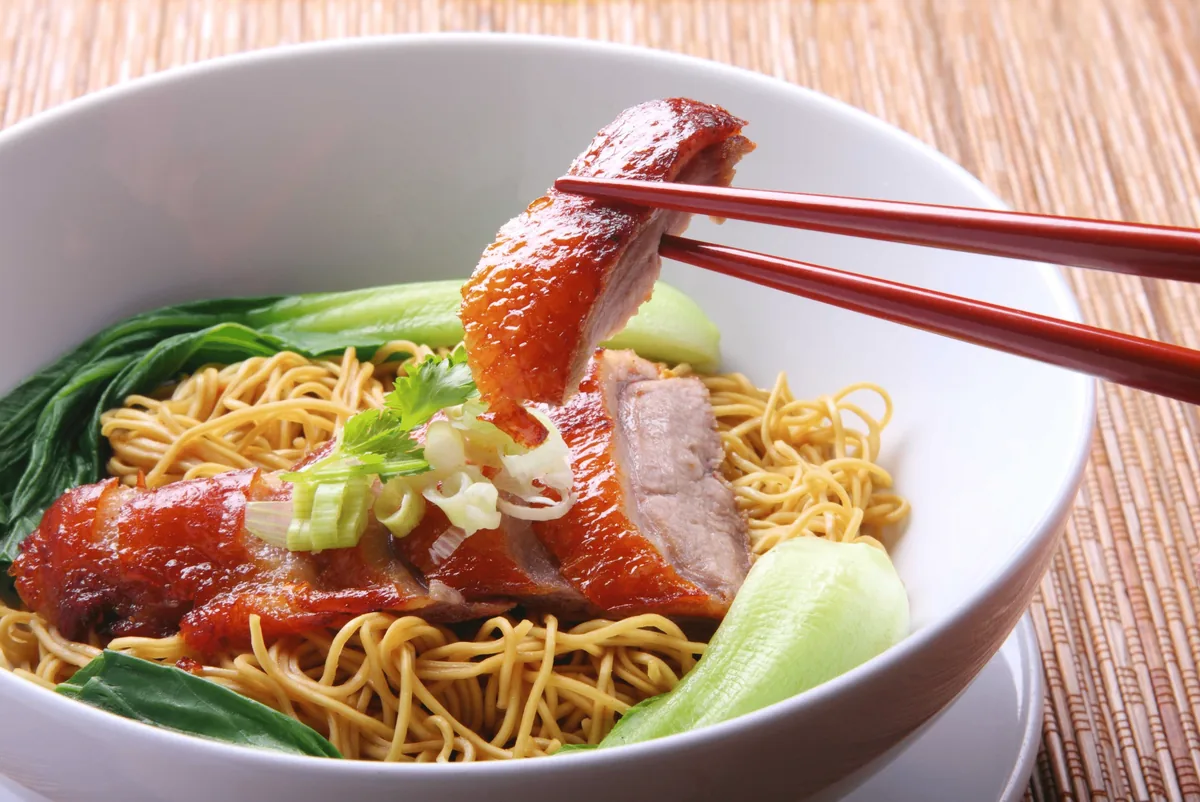 Bol de soupe de nouilles asiatique servi aux baguettes