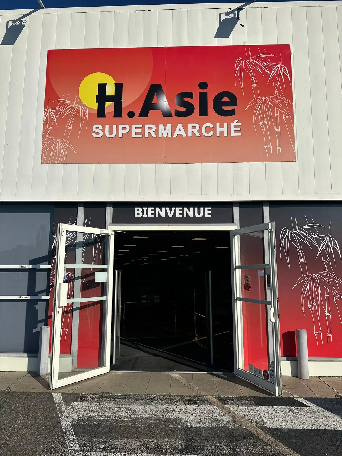 Façade et entrée du supermarché H.ASIE