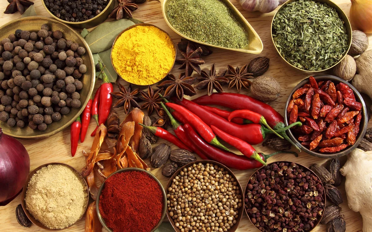 Piments rouges et épices en vrac pour la cuisine du monde