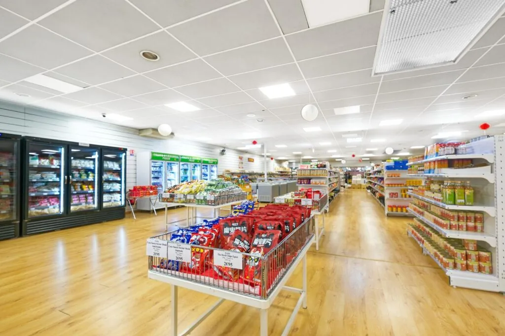 Allée centrale du supermarché H.ASIE et bac de promotions