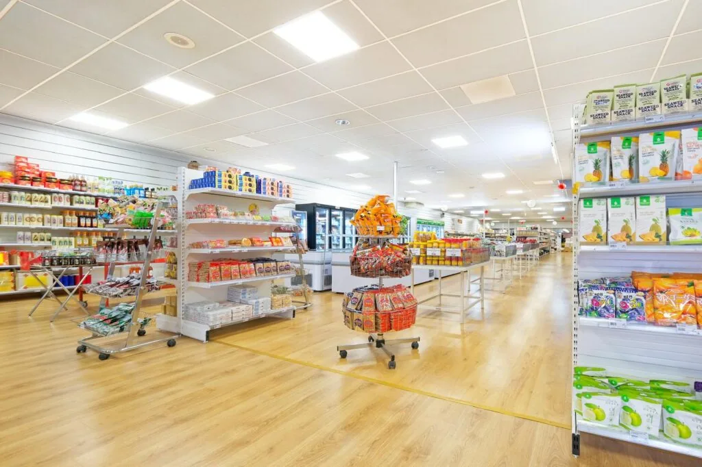 L'intérieur du magasin H.ASIE : caddies, présentoir et rayons