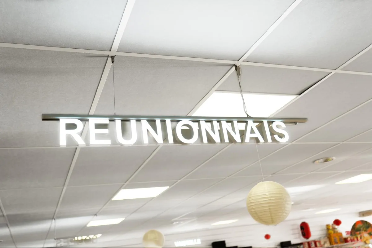 Enseigne du rayon « Réunionnais » dans le supermarché H.ASIE