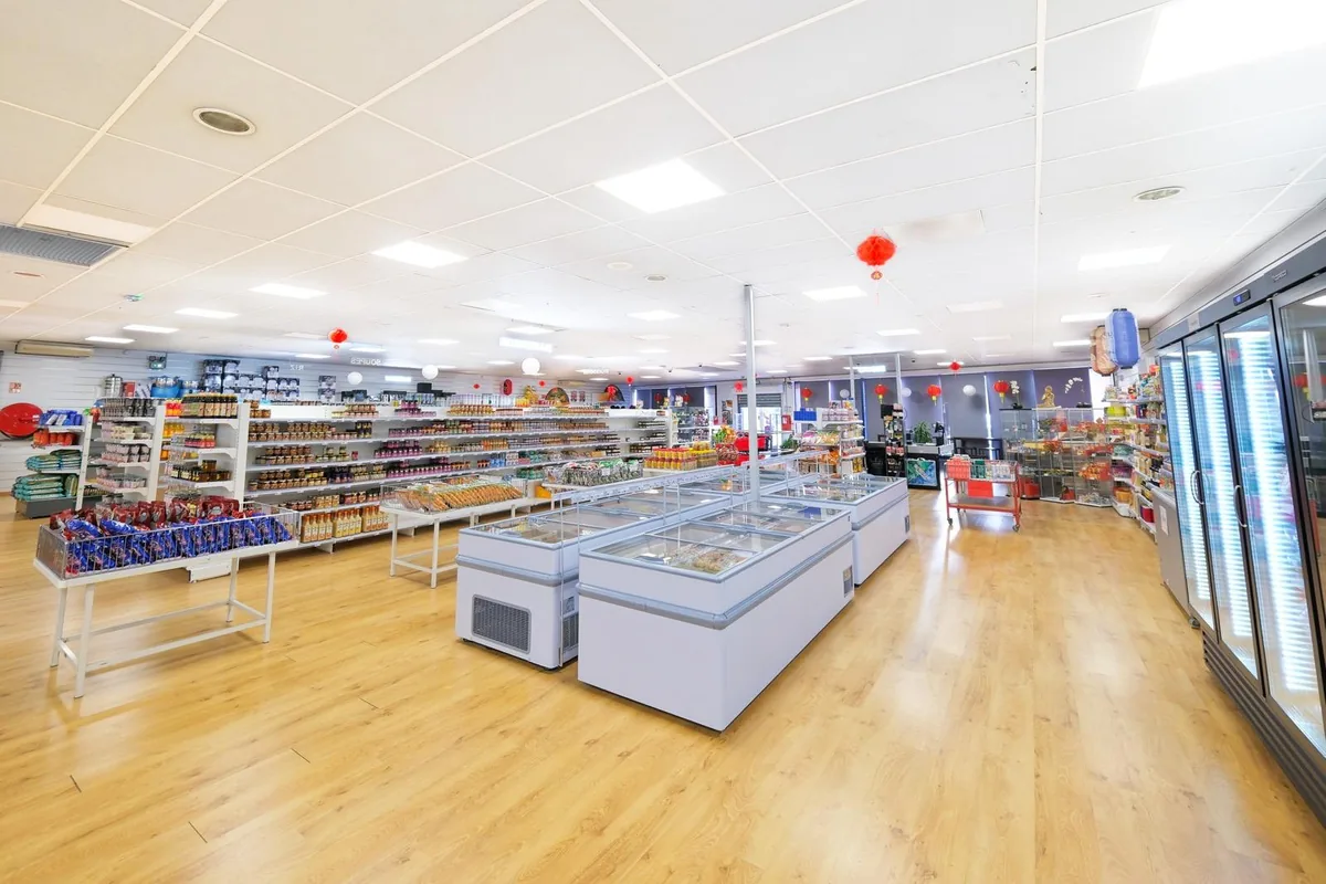 Vue d'ensemble de l'intérieur du magasin H.ASIE : congélateurs et rayons