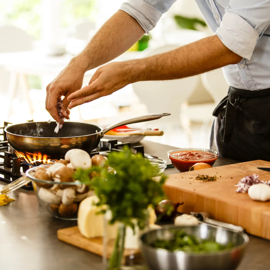 Cuisinier préparant un plat au wok